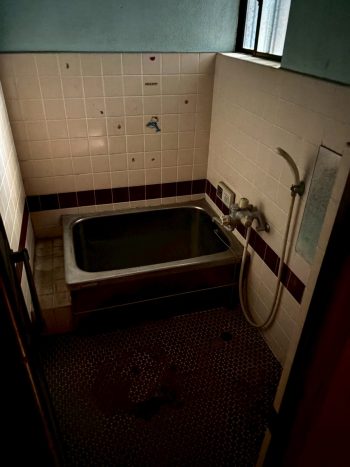 城陽市で浴室のパネルと床貼工事をしました。